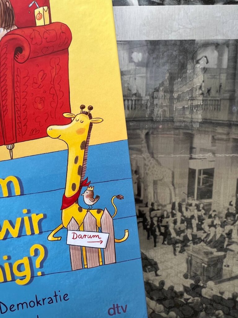 Buchcover "Warum haben wir keinen König" vor dem historischen Foto der Gründungssitzung des Parlamentarischen Rates